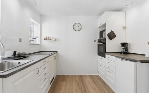 Jasper - 100M from the Sea: Mostrador, Cocina, Piso, Gabinetes, Diseño De Interiores, Mueble, Madera, Suelo, Aparato De Cocina, Electrodoméstico