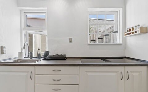 Jasper - 100M from the Sea: Cocina, Mostrador, Gabinetes, Diseño De Interiores, Fregadero, Piso, Aparato De Cocina, Mueble, Casa, Lavabo