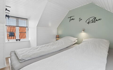Jasper - 100M from the Sea: Habitación, Cama, Lecho, Sábana, Diseño De Interiores, Marco De La Cama, Suelo, Linos, Techo, Almohada