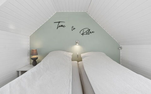 Jasper - 100M from the Sea: Habitación, Cama, Suelo, Madera, Diseño De Interiores, Lecho, Sábana, Piso, Techo, Linos