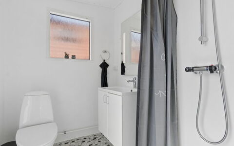 Jasper - 100M from the Sea: Arreglo De Tubería, Piso, Suelo, Diseño De Interiores, Baño, Baño, Plomería, Techo, Asiento Del Baño, Lavabo