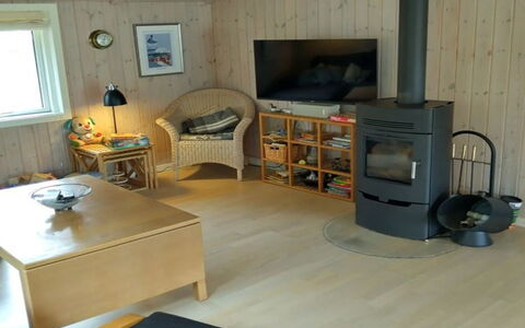 Meike - 750M from the Sea: Piso, Madera, Suelo, Suelos De Madera, Mueble, Diseño De Interiores, Manchas De Madera, Habitación, Madera Dura, Suelo Laminado