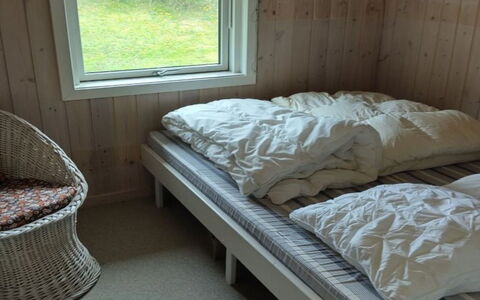 Meike - 750M from the Sea: Madera, Habitación, Cama, Sábana, Suelo, Mueble, Lecho, Piso, Diseño De Interiores, Marco De La Cama