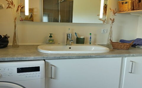 Meike - 750M from the Sea: Lavadora, Diseño De Interiores, Piso, Arreglo De Tubería, Suelo, Cuarto De Lavado, Lavabo, Grifo, Secadora De Ropa, Mueble