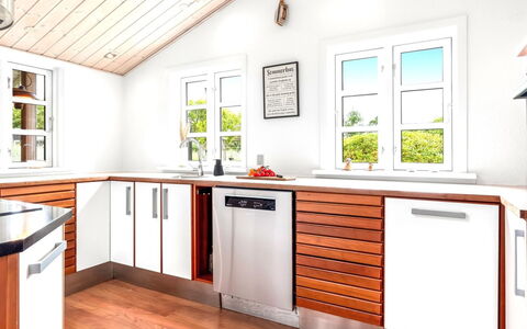 Tian - 1Km from the Sea: Piso, Madera, Cocina, Suelo, Diseño De Interiores, Mueble, Mostrador, Aparato De Cocina, Gabinetes, Suelos De Madera