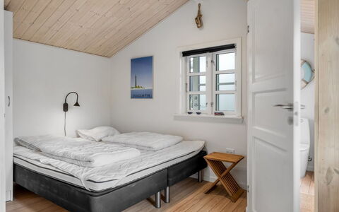 Tian - 1Km from the Sea: Madera, Casa, Casa, Habitación, Mueble, Cama, Puerta, Suelo, Cabaña, Marco De La Cama