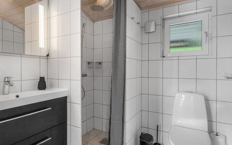Tian - 1Km from the Sea: Lavabo Del Baño, Piso, Arreglo De Tubería, Lavabo, Baño, Diseño De Interiores, Suelo, Madera, Grifo, Baño