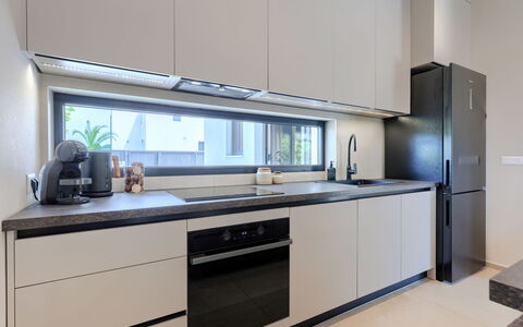 Riata: Cocina, Aparato De Cocina, Mostrador, Diseño De Interiores, Madera, Electrodoméstico, Piso, Gabinetes, Electrodoméstico, Encendiendo