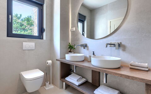 Riata: Baño, Arreglo De Tubería, Piso, Pared, Diseño De Interiores, Lavabo, Lavabo Del Baño, Suelo, Grifo, Espejo
