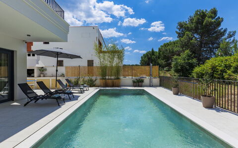 Riata: Piscina, Barrio Residencial, Material Compuesto, Recurso, Fuente De Agua, Eco Hotel, Sombra, Mueble Para Exteriores, Inmuebles, Villa