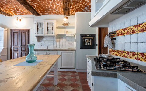 Jeeco: Cocina, Diseño De Interiores, Piso, Mostrador, Madera, Techo, Suelo, Mueble, Aparato De Cocina, Estufa De Cocina