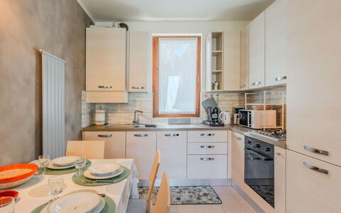 Casa Burli: Aparato De Cocina, Cocina, Diseño De Interiores, Piso, Electrodoméstico, Mostrador, Madera, Mueble, Suelo, Gabinetes
