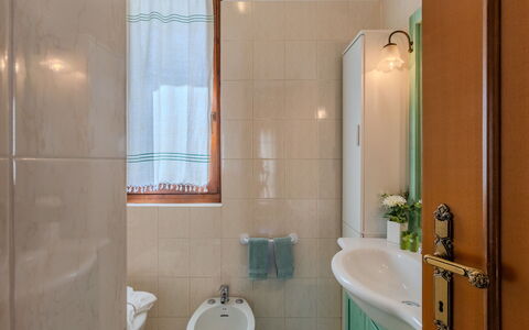 Casa Burli: Lavabo Del Baño, Baño, Arreglo De Tubería, Diseño De Interiores, Piso, Suelo, Lavabo, Grifo, Plomería, Encendiendo