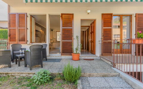 Casa Burli: Puerta, Suelo, Departamento, Balcón, Planta De Casa, Manchas De Madera, Maceta, Porche, Sombra, Madera Dura