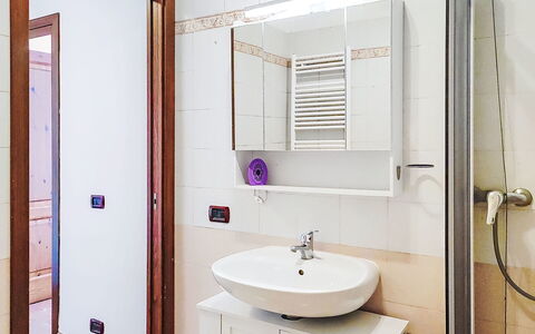 Casa Olivee: Pared, Piso, Arreglo De Tubería, Diseño De Interiores, Madera, Suelo, Lavabo, Baño, Lavabo Del Baño, Casa