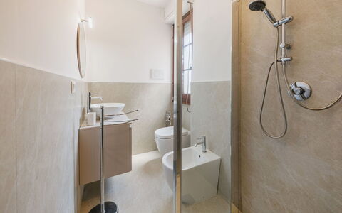 La Casa di Margot: Piso, Baño, Suelo, Pared, Arreglo De Tubería, Diseño De Interiores, Baño, Techo, Plomería, Encendiendo