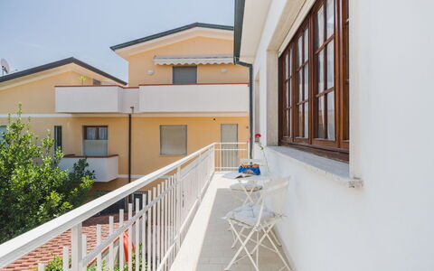La Casa di Margot: Suelo, Barrio Residencial, Puerta, Casa, Departamento, Balcón, Material Compuesto, Manchas De Madera, Moldura, Porche
