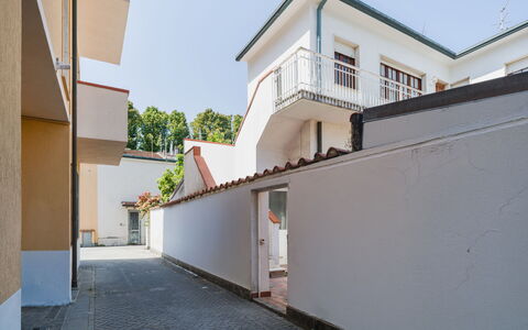 La Casa di Margot: Pared, Barrio Residencial, Casa, Material Compuesto, Hormigón, Balcón, Pintar, Yeso, Diseño, La Luz Del Día