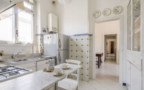 La Terrazza in Centro, Genova: Piso, Diseño De Interiores, Suelo, Techo, Mueble, Habitación, Cocina, Casa, Electrodoméstico, Mostrador