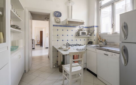 La Terrazza in Centro, Genova: Piso, Diseño De Interiores, Suelo, Cocina, Mueble, Techo, Mostrador, Electrodoméstico, Gabinetes, Aparato De Cocina