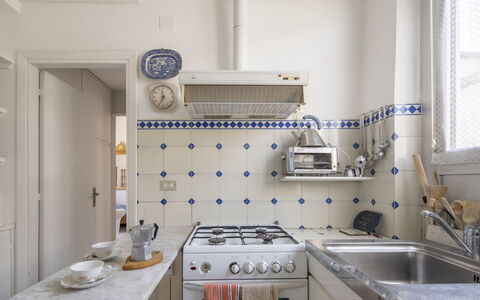 La Terrazza in Centro, Genova: Cocina, Estufa De Cocina, Diseño De Interiores, Piso, Electrodoméstico, Estufa De Gas, Aparato De Cocina, Mostrador, Habitación, Estufa