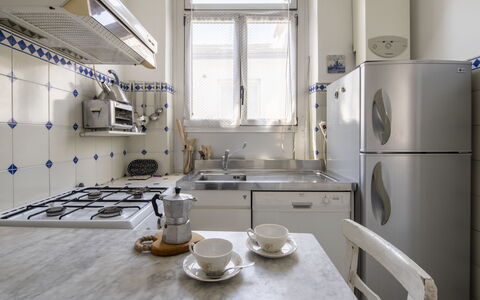 La Terrazza in Centro, Genova: Aparato De Cocina, Cocina, Electrodoméstico, Mostrador, Piso, Electrodoméstico, Estufa De Cocina, Diseño De Interiores, Suelo, Gabinetes