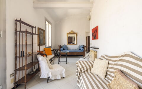 La Terrazza in Centro, Genova: Mueble, Diseño De Interiores, Pared, Piso, Suelo, Madera, Habitación, Techo, Sofá, Sala