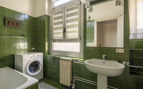 La Terrazza in Centro, Genova: Piso, Arreglo De Tubería, Diseño De Interiores, Suelo, Techo, Plomería, Lavabo, Grifo, Loseta, Baño