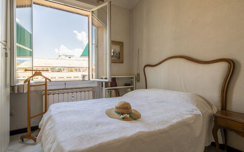La Terrazza in Centro, Genova: Habitación, Diseño De Interiores, Cama, Sábana, Lecho, Suelo, Linos, Mueble, Habitación, Marco De La Cama