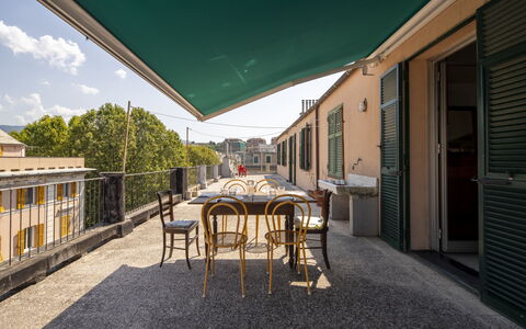 La Terrazza in Centro, Genova: Sombra, Silla, Balcón, Planta De Casa