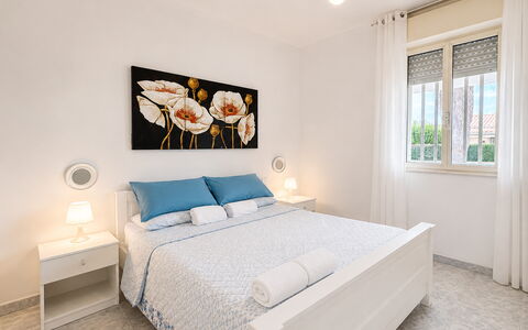 Villa Franca: Mueble, Cama, Diseño De Interiores, Habitación, Piso, Suelo, Sábana, Lecho, Habitación, Techo