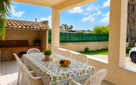 Villa Franca: Mueble, Silla, Mueble Para Exteriores, Sombra, Mesa Al Aire Libre, Cocina Y Comedor Mesa, Patio, Jardín, Patio Interior, Recurso