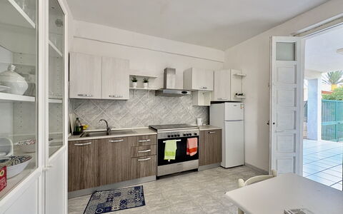 Villa Franca: Cocina, Electrodoméstico, Aparato De Cocina, Mostrador, Piso, Mueble, Suelo, Diseño De Interiores, Gabinetes, Electrodoméstico