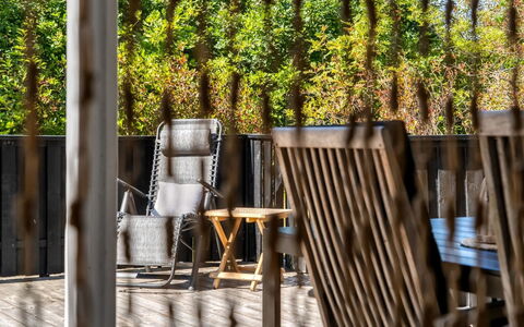Florida - from the Sea: Madera, Mueble, Mueble Para Exteriores, Madera Dura, Sombra, Manchas De Madera, Silla, Tablón, Jardín, Eco Hotel