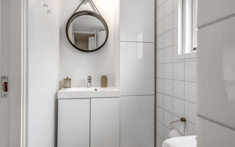 Eike - from the Sea: Pared, Diseño De Interiores, Piso, Arreglo De Tubería, Lavabo Del Baño, Suelo, Lavabo, Mueble De Baño, Grifo, Baño
