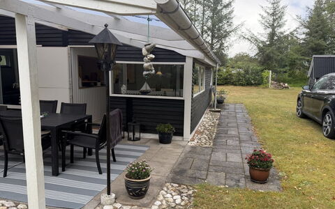 Eike - from the Sea: Techo, Casa, Puerta, Sombra, Toldo, Cabaña, Estructura Al Aire Libre, Yarda, Porche, Silla