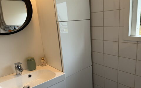Eike - from the Sea: Pared, Piso, Suelo, Diseño De Interiores, Arreglo De Tubería, Lavabo Del Baño, Mueble De Baño, Baño, Lavabo, Habitación
