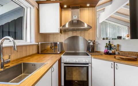 Naninja - 924M from the Sea: Cocina, Aparato De Cocina, Mostrador, Piso, Electrodoméstico, Madera, Diseño De Interiores, Techo, Arreglo De Tubería, Gabinetes