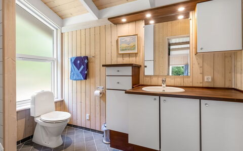 Naninja - 924M from the Sea: Madera, Arreglo De Tubería, Diseño De Interiores, Lavabo, Techo, Plomería, Piso, Grifo, Suelo, Baño