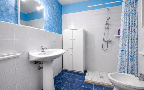 Villa Patrizia: Azul, Arreglo De Tubería, Piso, Baño, Suelo, Lavabo, Lavabo Del Baño, Loseta, Plomería, Diseño De Interiores