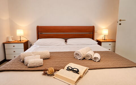 Villa Patrizia: Mueble, Habitación, Cama, Diseño De Interiores, Sábana, Suelo, Marco De La Cama, Lecho, Habitación, Departamento
