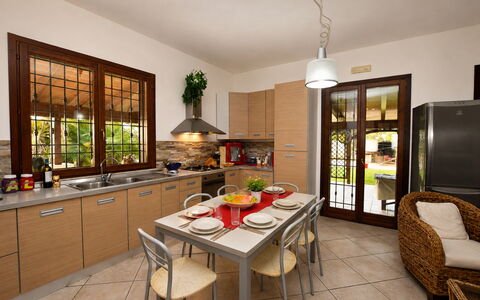 Villa Patrizia: Mueble, Diseño De Interiores, Cocina, Piso, Mostrador, Silla, Madera, Cocina Y Comedor Mesa, Mesa, Casa