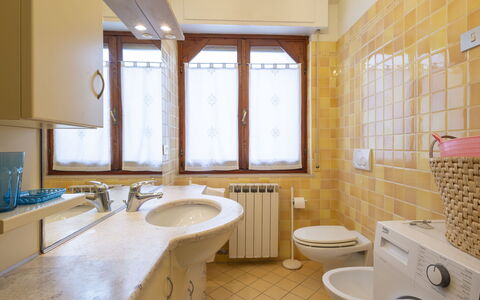 Nautilus: Piso, Suelo, Arreglo De Tubería, Diseño De Interiores, Lavabo Del Baño, Baño, Lavabo, Techo, Grifo, Plomería