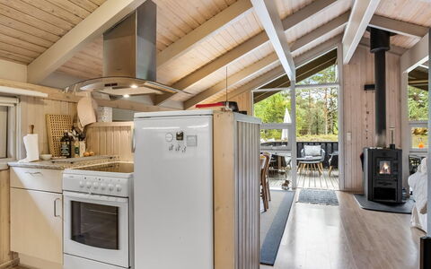 Pia - 685M from the Sea: Madera, Cocina, Techo, Piso, Diseño De Interiores, Casa, Suelo, Mueble, Habitación, Electrodoméstico