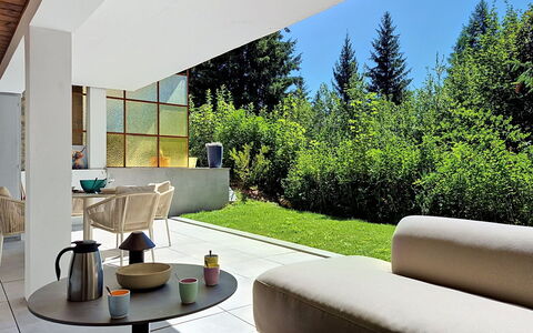 Les Ambassadeurs B 3: Mueble, Diseño De Interiores, Pared, Piso, Silla, Suelo, Casa, Sofá, Arquitectura, Sala