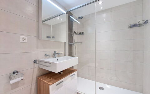 Les Ambassadeurs B 3: Baño, Arreglo De Tubería, Piso, Diseño De Interiores, Suelo, Lavabo Del Baño, Mueble De Baño, Lavabo, Grifo, Espejo
