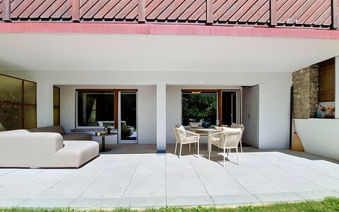 Les Ambassadeurs B 3: Madera, Piso, Suelo, Mueble, Mueble Para Exteriores, Sombra, Hormigón, Jardín, Silla
