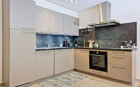 Les Ambassadeurs B 3: Aparato De Cocina, Cocina, Mostrador, Gabinetes, Mueble, Electrodoméstico, Piso, Diseño De Interiores, Madera, Electrodoméstico