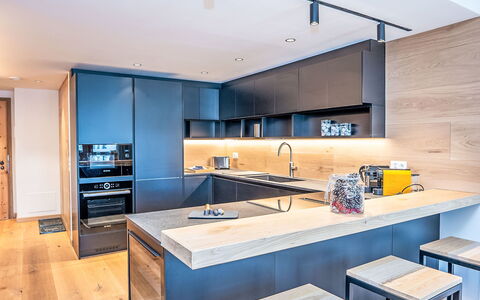 Chesa Zentrum 10B: Cocina, Mueble, Mostrador, Diseño De Interiores, Piso, Aparato De Cocina, Gabinetes, Suelo, Madera, Techo