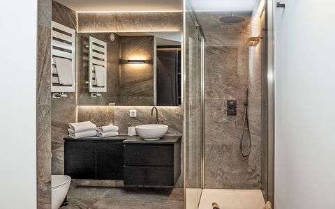 Chesa Zentrum 10B: Piso, Diseño De Interiores, Suelo, Arreglo De Tubería, Techo, Encendiendo, Grifo, Baño, Plomería, Habitación